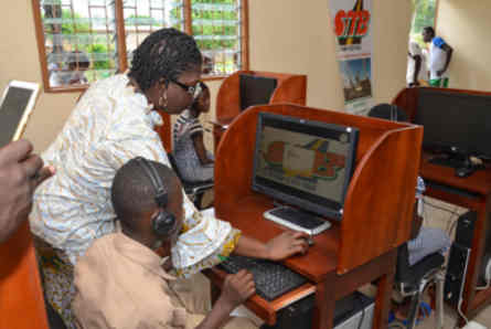 Remise d’ordinateur au Collège Privé St Paul et St Pierre d’Ogwlapo 